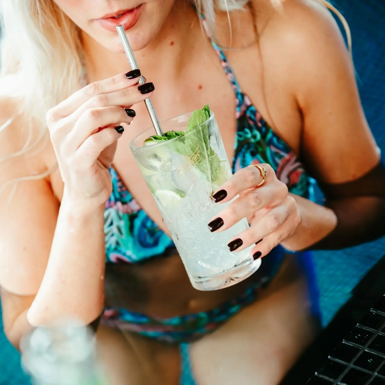 Femme buvant mocktail dans piscine